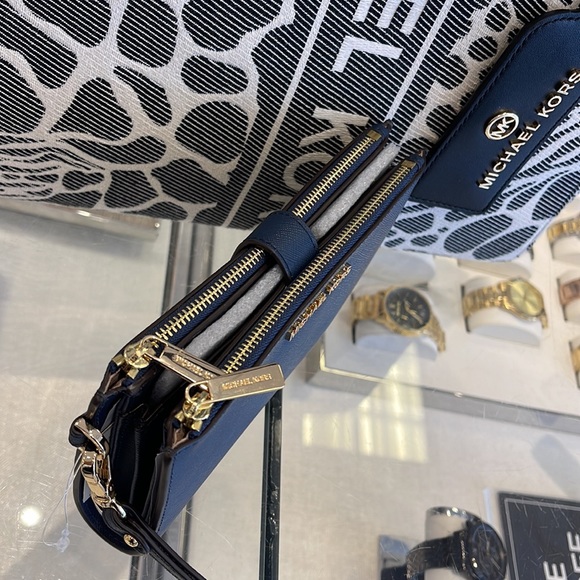 MICHAEL KORS LARGE DOUBLE ZIP WRISTLET WALLET PHONE CASE
Navy
NWT - Picture 8 of 16